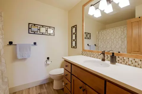 Bath - 61443 Elder Ridge St, Bend, OR 97702 photo 3 of 4