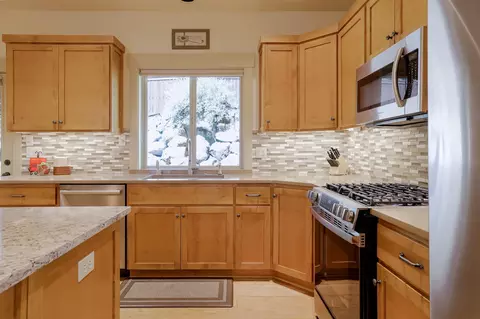 Kitchen - 61443 Elder Ridge St, Bend, OR 97702 photo 3 of 4