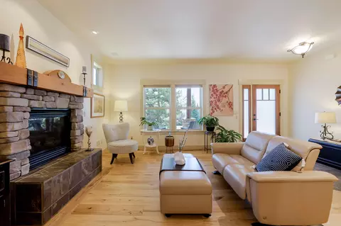 Living - 61443 Elder Ridge St, Bend, OR 97702 photo 2 of 4