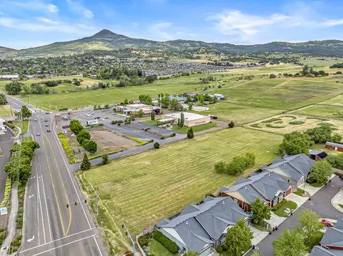 985 N Phoenix Rd, Medford, OR 97504