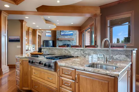 Kitchen - 65719 Cairn Ct, Bend, OR 97701 photo 7 of 9