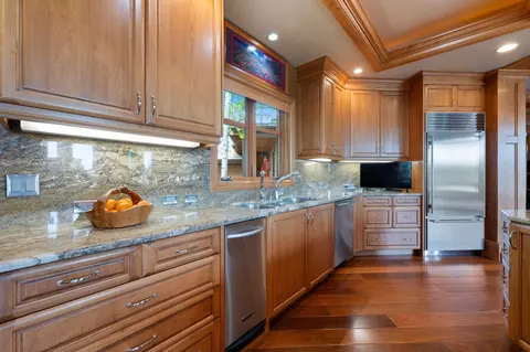 Kitchen - 65719 Cairn Ct, Bend, OR 97701 photo 8 of 9