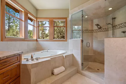 Bath - 65719 Cairn Ct, Bend, OR 97701 photo 2 of 8