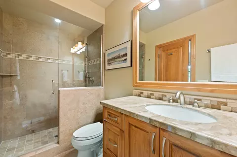 Bath - 65719 Cairn Ct, Bend, OR 97701 photo 4 of 8