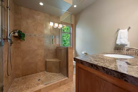 Bath - 65719 Cairn Ct, Bend, OR 97701 photo 7 of 8