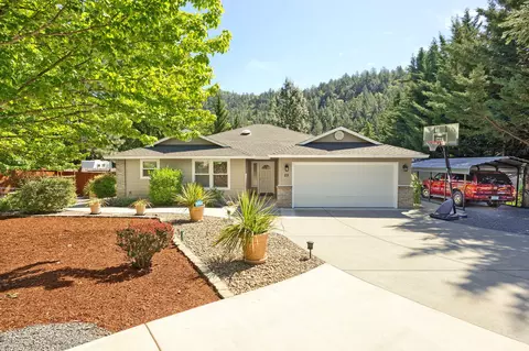 25 Lloyelen Dr, Rogue River, OR 97537