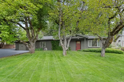 880 S 3rd St, Jacksonville, OR 97530