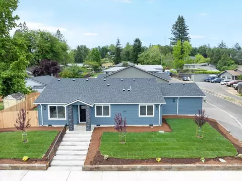 2076 Lawnridge St, Medford, OR 97504