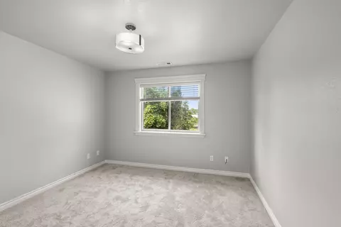 Bedroom - 131 Bellerive Dr, Eagle Point, OR 97524 photo 4 of 6