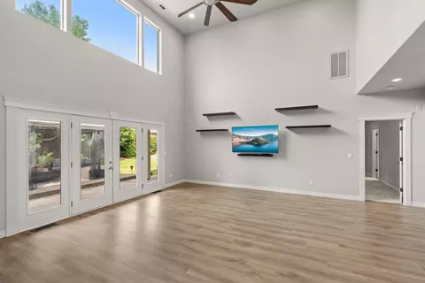 Living - 131 Bellerive Dr, Eagle Point, OR 97524 photo 3 of 7