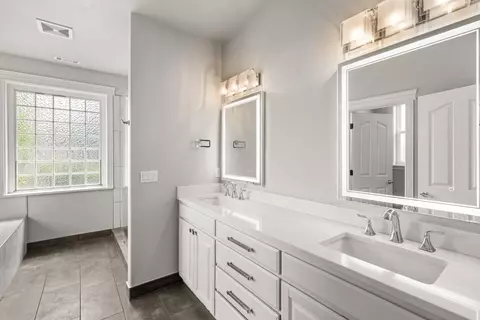 Bath - 131 Bellerive Dr, Eagle Point, OR 97524 photo 3 of 4