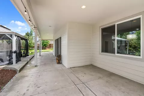 Exterior - 131 Bellerive Dr, Eagle Point, OR 97524 photo 4 of 10