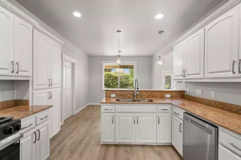 Kitchen - 131 Bellerive Dr, Eagle Point, OR 97524 photo 1 of 2