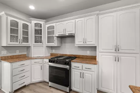 Kitchen - 131 Bellerive Dr, Eagle Point, OR 97524 photo 2 of 2