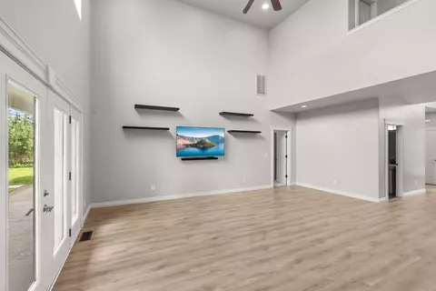 Living - 131 Bellerive Dr, Eagle Point, OR 97524 photo 5 of 7
