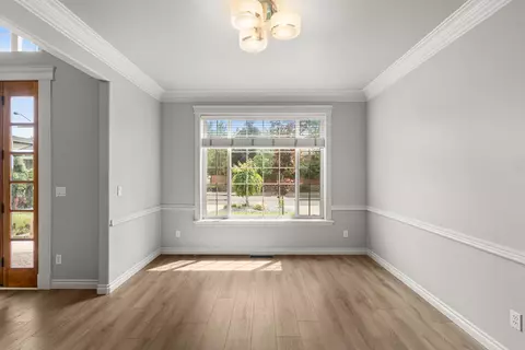Living - 131 Bellerive Dr, Eagle Point, OR 97524 photo 6 of 7