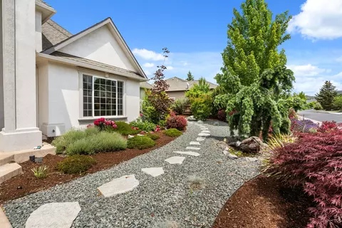 Exterior - 131 Bellerive Dr, Eagle Point, OR 97524 photo 7 of 10