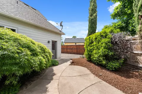 Exterior - 131 Bellerive Dr, Eagle Point, OR 97524 photo 3 of 10