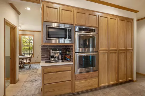 Kitchen - 23308 Chisholm Trl, Bend, OR 97702 photo 4 of 5