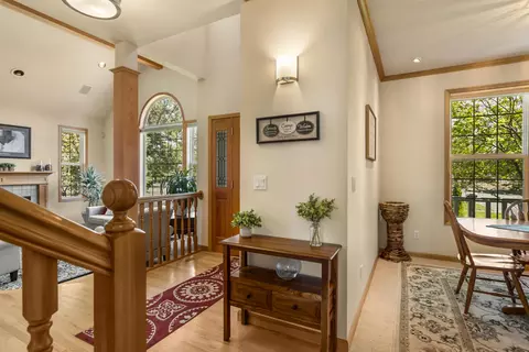 Entry Way - 23308 Chisholm Trl, Bend, OR 97702 photo 3 of 5