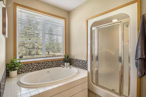 Bath - 23308 Chisholm Trl, Bend, OR 97702 photo 2 of 4