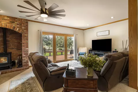 Living - 23308 Chisholm Trl, Bend, OR 97702 photo 3 of 5