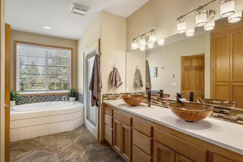 Bath - 23308 Chisholm Trl, Bend, OR 97702 photo 3 of 4