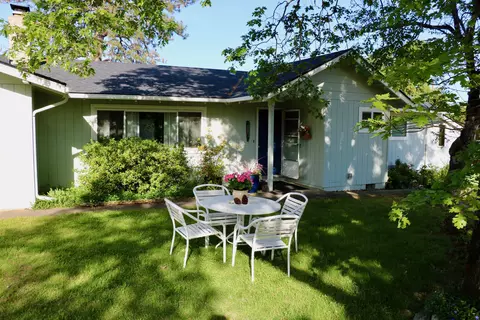 5072 Old Stage Rd, Central Point, OR 97502