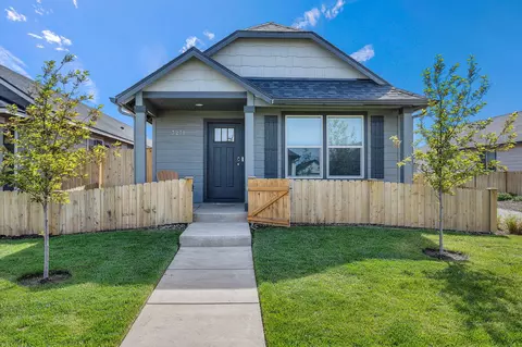 3271 NW 9th St, Redmond, OR 97756