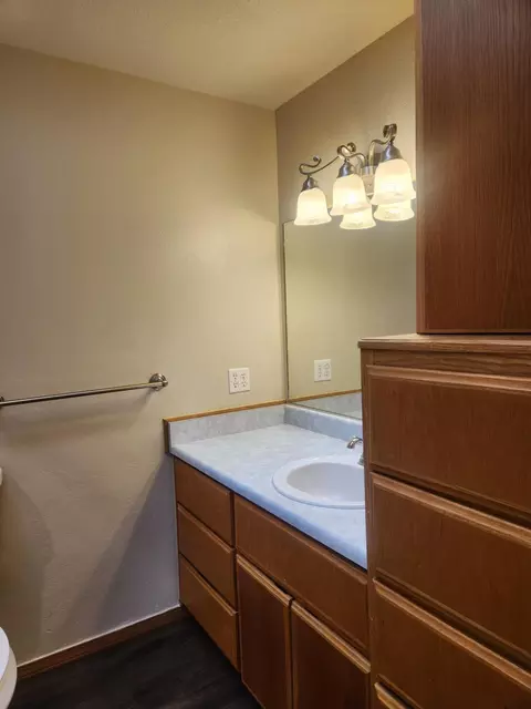 Bath - 812 Corey Dr, Phoenix, OR 97535 photo 2 of 4