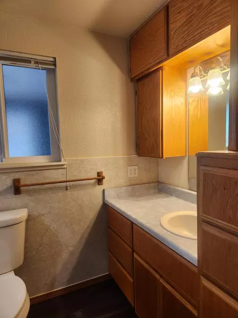 Bath - 812 Corey Dr, Phoenix, OR 97535 photo 3 of 4