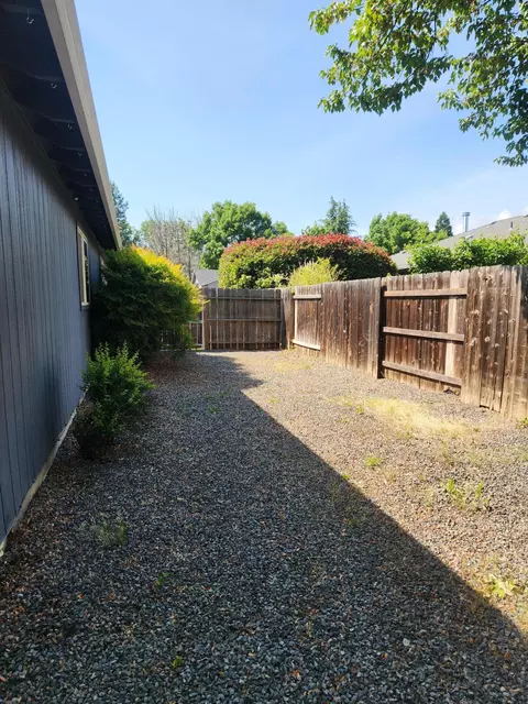 Exterior - 812 Corey Dr, Phoenix, OR 97535 photo 4 of 7