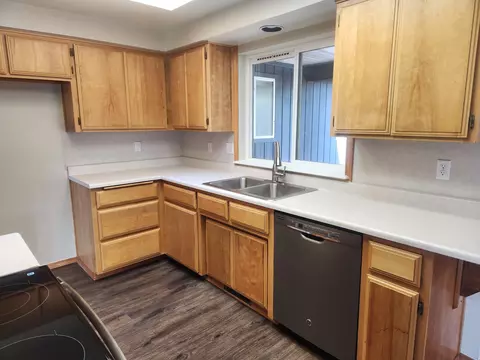 Kitchen - 812 Corey Dr, Phoenix, OR 97535 photo 3 of 4