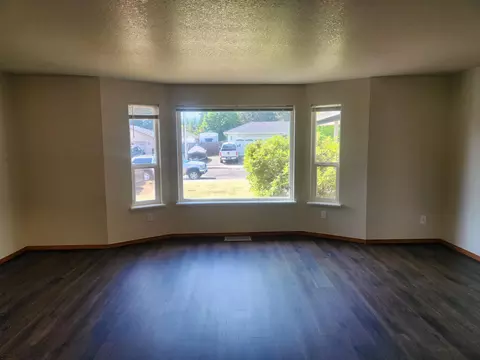 Living - 812 Corey Dr, Phoenix, OR 97535 photo 5 of 5
