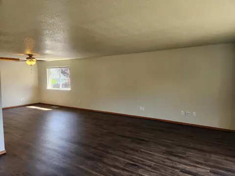 Living - 812 Corey Dr, Phoenix, OR 97535 photo 2 of 5