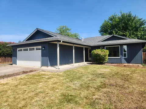 Exterior - 812 Corey Dr, Phoenix, OR 97535 photo 2 of 7