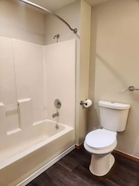 Bath - 812 Corey Dr, Phoenix, OR 97535 photo 1 of 4