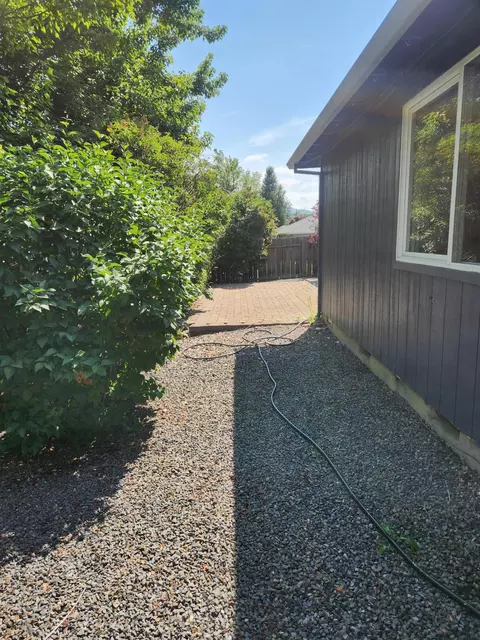 Exterior - 812 Corey Dr, Phoenix, OR 97535 photo 5 of 7