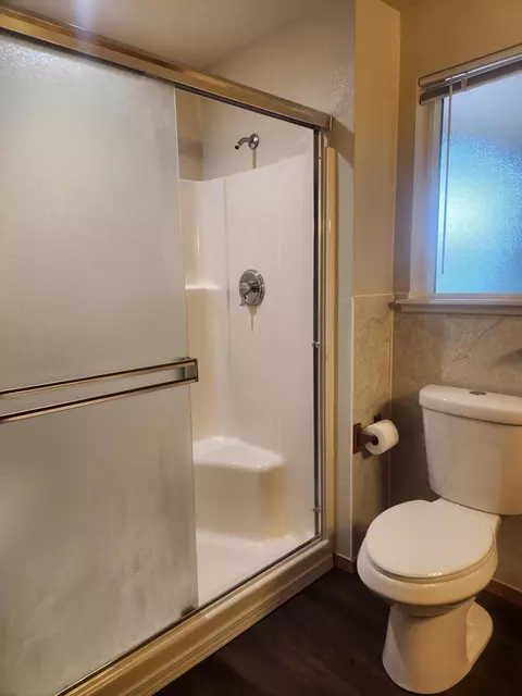 Bath - 812 Corey Dr, Phoenix, OR 97535 photo 4 of 4