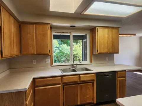 Kitchen - 812 Corey Dr, Phoenix, OR 97535 photo 4 of 4
