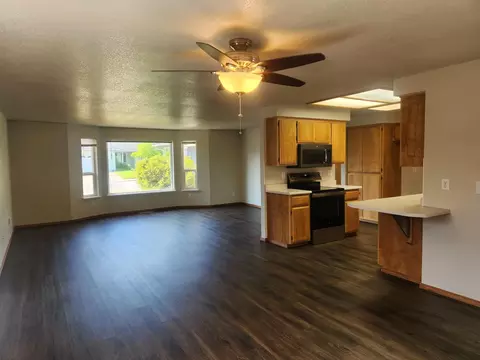 Living - 812 Corey Dr, Phoenix, OR 97535 photo 4 of 5