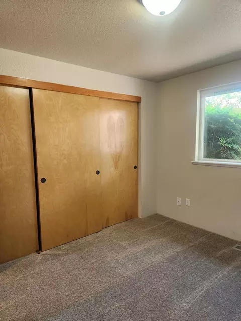 Bedroom - 812 Corey Dr, Phoenix, OR 97535 photo 4 of 6