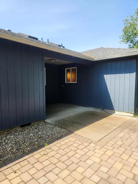 Exterior - 812 Corey Dr, Phoenix, OR 97535 photo 3 of 7