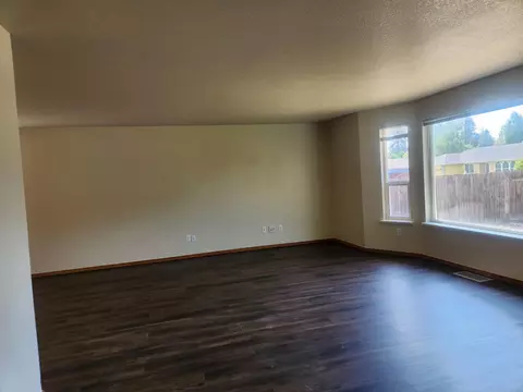 Living - 812 Corey Dr, Phoenix, OR 97535 photo 1 of 5