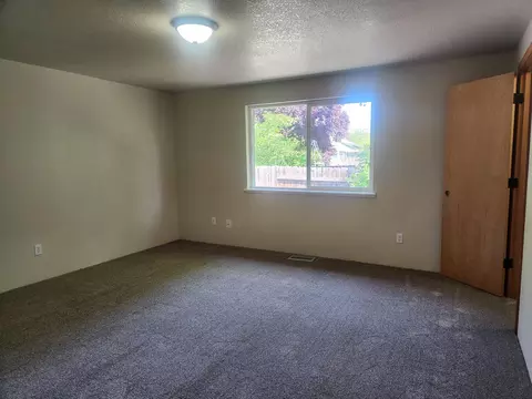 Bedroom - 812 Corey Dr, Phoenix, OR 97535 photo 5 of 6