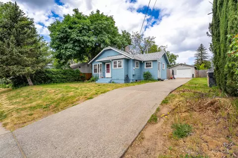 794 NE Wharton Dr, Grants Pass, OR 97526