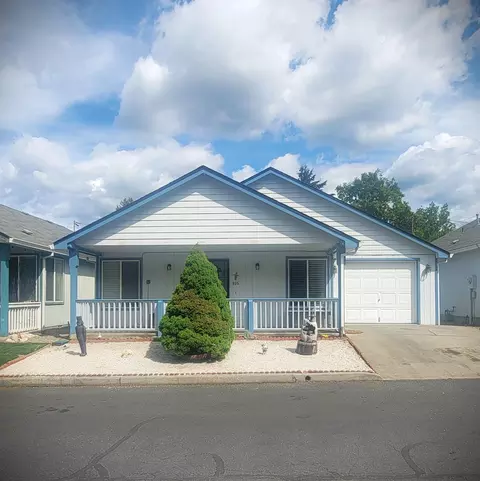 805 Bower Ln, Grants Pass, OR 97527