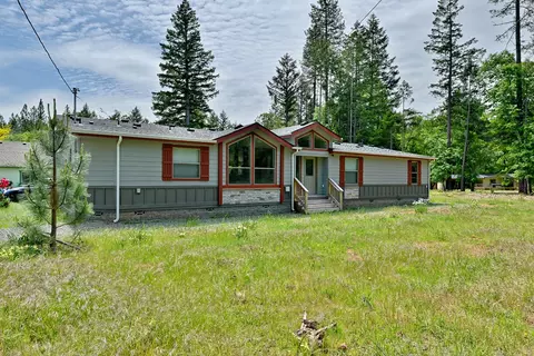 261 White Oak Dr, Cave Junction, OR 97523