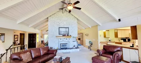 Living - 521 Harper Loop, Grants Pass, OR 97527 photo 1 of 3