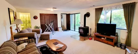 Living - 521 Harper Loop, Grants Pass, OR 97527 photo 3 of 3